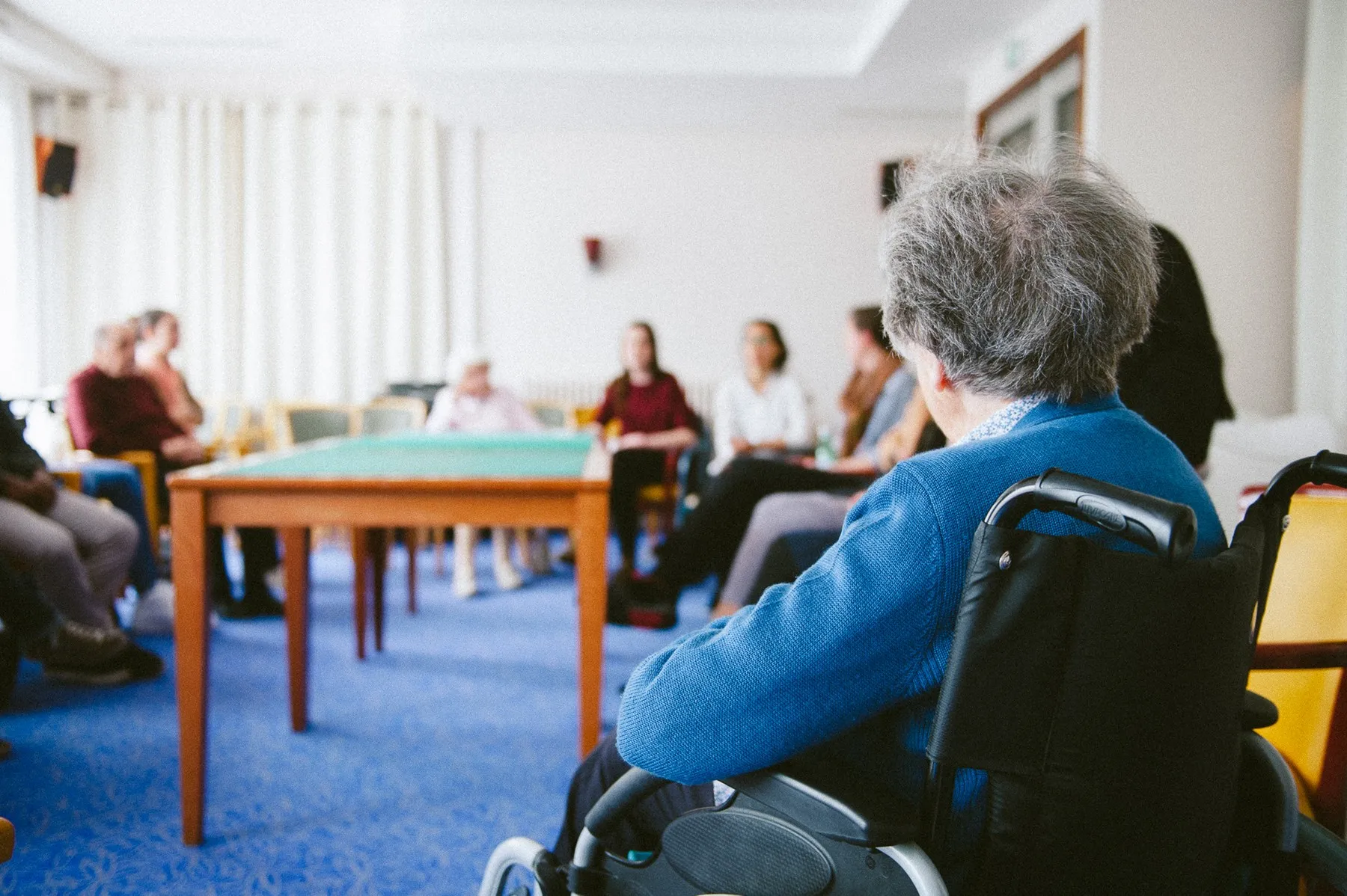 Betreuungsdienst Jaqueline - Senioren sitzen in einem Zimmer 