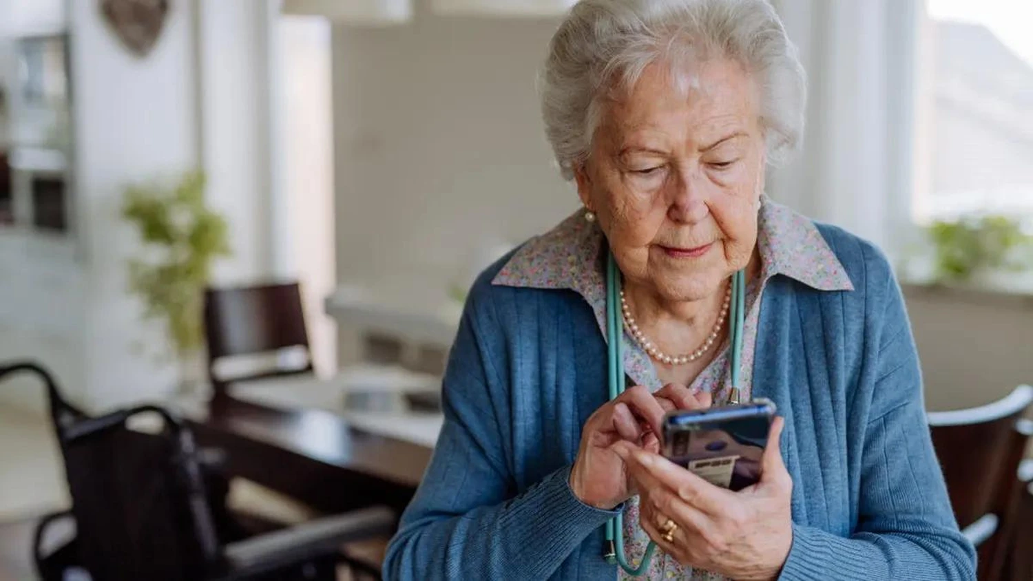 Betreuungsdienst Jaqueline - Eine alte Dame benutzt ein Smartphone