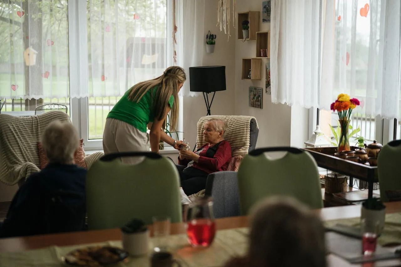 Betreuungsdienst Jaqueline - Eine alte Dame benutzt ein Smartphone