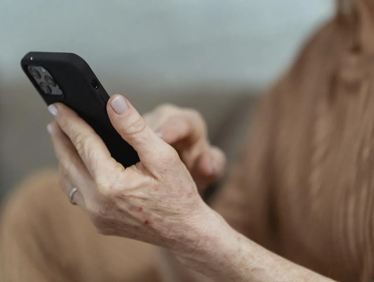Betreuungsdienst Jaqueline - Eine alte Dame benutzt ein Smartphone
